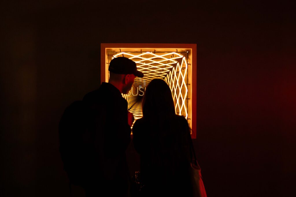 Jorge Catoni y Renata Valencia. Foto Gerardo Contreras en exposición "Penumbra" de Iván Navarro. 